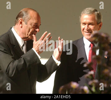 Washington, District of Columbia, USA. 6 Nov, 2001. Präsidenten der Vereinigten Staaten George W. Bush und dem französischen Präsidenten Jacques Chirac Bemerkungen machen zu der Presse nach ihrem Gespräch im Oval Office des Weißen Hauses in Washington, DC am 6. November 2001. Die Präsidenten setzten ihre Sitzungen über Mittag im Weißen Haus Residenz Quelle: Ron Sachs/CNP/ZUMA Draht/Alamy leben Nachrichten Stockfoto