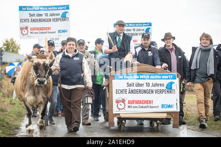 Mainz, Deutschland. 26 Sep, 2019. Am Rande der Konferenz Hotel der Konferenz der Agrarminister (AMK), die Mitglieder des Bundesverbands Deutscher Milchbauern gezeigt mit einem rollenden Bett und Milchkuh Kathi (l), der von sevenich im Hunsrück gereist war mit ihrem Besitzer Claudia Reimer (nebenan), unter dem Motto "Aufwachen - Gebäude die Zukunft der Markt für Milchprodukte". Foto: Frank Rumpenhorst/dpa/Alamy leben Nachrichten Stockfoto