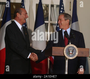 Washington, District of Columbia, USA. 6 Nov, 2001. Präsidenten der Vereinigten Staaten George W. Bush und dem französischen Präsidenten Jacques Chirac Bemerkungen machen zu der Presse nach ihrem Gespräch im Oval Office des Weißen Hauses in Washington, DC am 6. November 2001. Die Präsidenten setzten ihre Sitzungen über Mittag im Weißen Haus Residenz Quelle: Ron Sachs/CNP/ZUMA Draht/Alamy leben Nachrichten Stockfoto