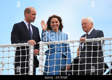 Der Herzog und die Herzogin von Cambridge melden Sie Sir David Attenborough bei der taufzeremonie der Polarforschung Schiff, das einer öffentlichen Abstimmung Boaty McBoatface, auf der Werft Cammell Laird in Birkenhead, Merseyside zu nennen. Stockfoto