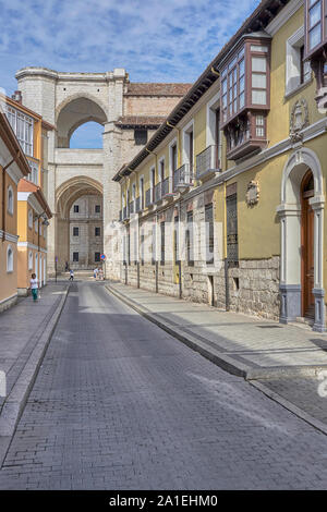 Allgemeine Almirante Straße und der Turm der Kirche des Klosters San Benito el Real in den Hintergrund in Valladolid, Kastilien und Leon, Spanien. Stockfoto