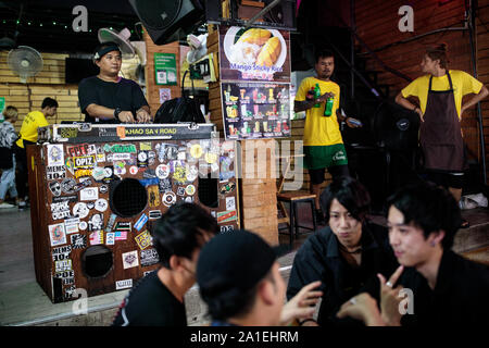 BANGKOK, THAILAND: Ein DJ spielt für Touristen an der Bar auf der Khao San Road in Bangkok, Thailand am 27. August, 2019. Bangkoks lebhafte Khao San Road - ein Streifen berühmt unter Touristen für seinen Haushalt Hostels, Street Food und Marktstände - ist für ein £ 1,28 M Face Lift im Oktober dieses Jahres. Für viele Backpackers Khao San ist der Ausgangspunkt für Ihre Reise quer durch Südostasien. Es ist ein Ort, andere Reisende zu treffen, speisen Sie auf Pad Thai aus Straße Karren serviert, Cocktails aus Hell kleine farbige Schaufeln oder vielleicht eine schlecht beratene Tattoo. Ein Ort, um sowohl grell und charmant, wo Sie Stockfoto