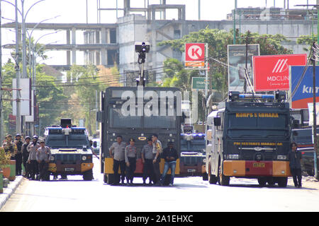 Makassar, Indonesien, 26. September 2019. Eine Reihe von Polizisten mit Wasser canon Autos stand Guard auf den Straßen zu den studentischen Demonstrationen vor den Südsulawesi DPRD Office erwarten. Credit: Herwin Bahar/Alamy leben Nachrichten Stockfoto