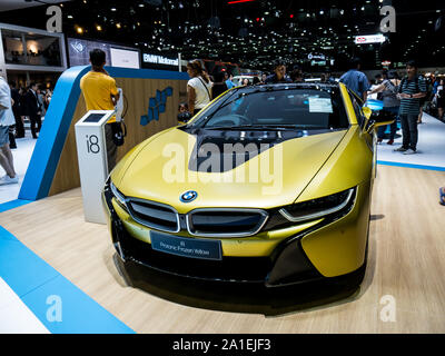 Nonthaburi, THAILAND, Dezember 2017: BMW ich 8 Protonic Frozen Gelb auf Anzeige in der Expo 2017 an der Auswirkung Arena Ausstellung Muangthong Thani in Thaila Stockfoto