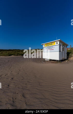 Eine Küstenwache lookout Station am Strand. Port Eynon, Gower, AONB, Swansea, Wales, Halbinsel Gower, Stockfoto