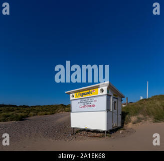 Eine Küstenwache lookout Station am Strand. Port Eynon, Gower, AONB, Swansea, Wales, Halbinsel Gower, Stockfoto