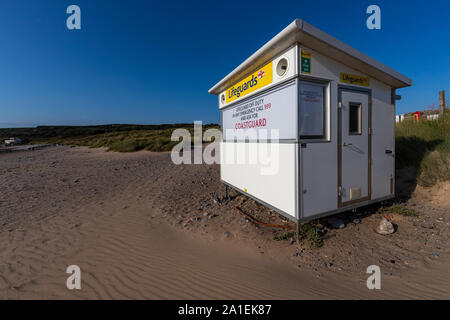 Eine Küstenwache lookout Station am Strand. Port Eynon, Gower, AONB, Swansea, Wales, Halbinsel Gower, Stockfoto