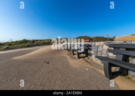 Wind ausgeblasen Strand sand Abdeckungen aus recyceltem Kunststoff Sitzbänken in einem neuen Dune. Port Eynon, Gower, AONB, Swansea, Wales, Halbinsel Gower, Stockfoto