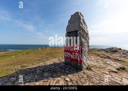 Marker Stein auf eynon Point mit Walisische nationalistischen Graffiti. Port Eynon, Gower, AONB, Swansea, Wales, Halbinsel Gower, Stockfoto