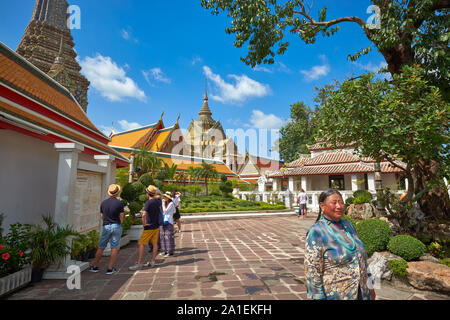 Ausländische Besucher auf dem Gelände des Wat Po in Bangkok, Thailand, Heimat des berühmten Liegenden Buddha und einer der berühmtesten Tempel in Thailand Stockfoto