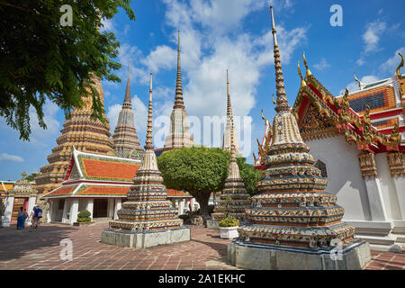 Unterschiedlich großen chedis (Stupas) auf dem Gelände des Wat Po, Bangkok, Thailand, der Heimat des Liegenden Buddha und einer der berühmtesten tempel in TH Stockfoto