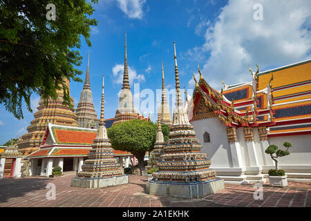 Unterschiedlich großen chedis (Stupas) auf dem Gelände des Wat Po, Bangkok, Thailand, der Heimat des Liegenden Buddha und einer der berühmtesten tempel in TH Stockfoto