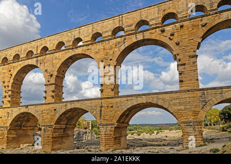 REMOULINS, Frankreich, 20. SEPTEMBER 2019: Die Pont du Gard, dem höchsten Römischen Aquädukt und eine der besterhaltenen, erbaut im 1. centu wurde Stockfoto