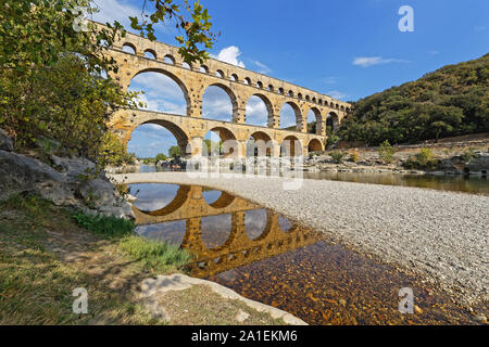 REMOULINS, Frankreich, 20. SEPTEMBER 2019: Die Pont du Gard, dem höchsten Römischen Aquädukt und eine der besterhaltenen, erbaut im 1. centu wurde Stockfoto