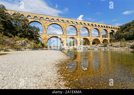 REMOULINS, Frankreich, 20. SEPTEMBER 2019: Die Pont du Gard, dem höchsten Römischen Aquädukt und eine der besterhaltenen, erbaut im 1. centu wurde Stockfoto