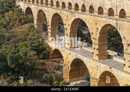 REMOULINS, Frankreich, 20. SEPTEMBER 2019: Die Pont du Gard, dem höchsten Römischen Aquädukt und eine der besterhaltenen, erbaut im 1. centu wurde Stockfoto