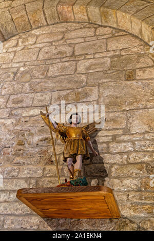 LA GARDE-Guerin, Frankreich, 20. September 2019: Im Inneren der Kirche des mittelalterlichen Dorfes, einer Grenzkontrollstelle zuständig für die Sicherheit der Reisenden. Stockfoto