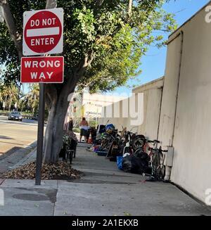 Santa Barbara, Kalifornien, USA. 24 Sep, 2019. Eine obdachlose Frau und ihr Hund bewachen Ihr boyfriendÃs Material halten. Credit: Amy Katz/ZUMA Draht/Alamy leben Nachrichten Stockfoto