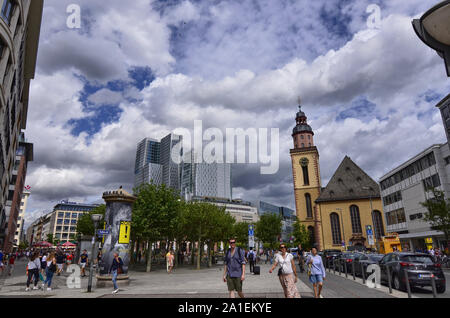Frankfurt am Main, Deutschland, August 2019. Der Platz mit Blick auf die Kirche St. Katharina. Hier fließt die Zeil, die Einkaufs- und gesellschaftlichen Leben der Stadt. Stockfoto