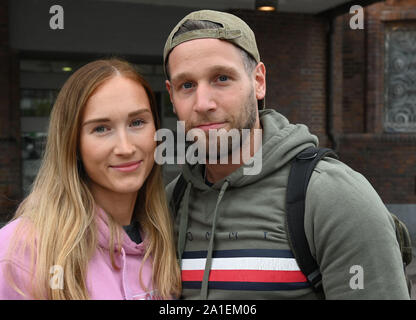 Oldenburg, Deutschland. 26 Sep, 2019. Die Urlauber Chiara L. und Kevin H. stehen vor dem Hauptbahnhof, wenn sie in Oldenburg ankommen. Wegen des Konkurses des Reiseveranstalters Thomas Cook hatten sie ihre Hotel, vor Ort zu zahlen. Quelle: Carmen Jaspersen/dpa/Alamy leben Nachrichten Stockfoto