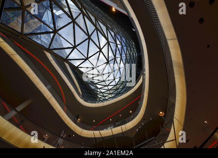 Frankfurt am Main, Deutschland. August 2019. Die Zeilgalerie auf der Zeil, das Einkaufen. Sehr modernes Gebäude in Metall und Glas. Ansicht von Innen. Stockfoto