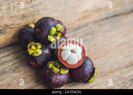 Mangostanfrucht auf alten Holztisch. Tropische Früchte. Stockfoto