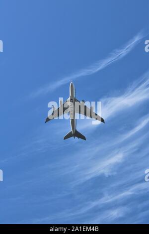 Ein Qatar Airways Airbus A380 geht für Doha, fliegt über die Stadt der Staines, Middlesex, kurz nach dem Start vom Flughafen London Heathrow entfernt. Stockfoto