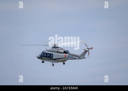Zürich, Schweiz - Juli 19, 2018 Helikopter landet auf dem Internationalen Flughafen Stockfoto