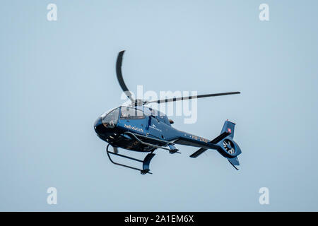 Zürich, Schweiz - Juli 19, 2018 Helikopter landet auf dem Internationalen Flughafen Stockfoto