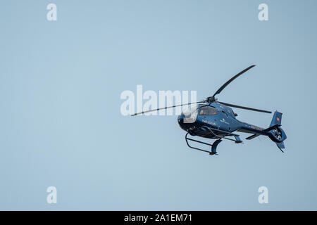 Zürich, Schweiz - Juli 19, 2018 Helikopter landet auf dem Internationalen Flughafen Stockfoto