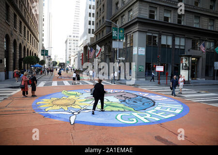 (190926) - SAN FRANCISCO, Sept. 26, 2019 (Xinhua) - die Menschen hinter den Boden Gemälde themed zum Umweltschutz bei Montgomery Street in San Francisco, USA, Sept. 25, 2019. Insgesamt 13 Boden Gemälde themed zum Umweltschutz wurden am Mittwoch in San Francisco erstellt für die Reduzierung der Nutzung fossiler Brennstoffe, sowie Investitionen in grüne Energie zu nennen. (Foto von Xinhua/Li Jianguo) Stockfoto