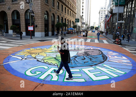 (190926) - SAN FRANCISCO, Sept. 26, 2019 (Xinhua) - die Menschen hinter den Boden Gemälde themed zum Umweltschutz bei Montgomery Street in San Francisco, USA, Sept. 25, 2019. Insgesamt 13 Boden Gemälde themed zum Umweltschutz wurden am Mittwoch in San Francisco erstellt für die Reduzierung der Nutzung fossiler Brennstoffe, sowie Investitionen in grüne Energie zu nennen. (Foto von Xinhua/Li Jianguo) Stockfoto