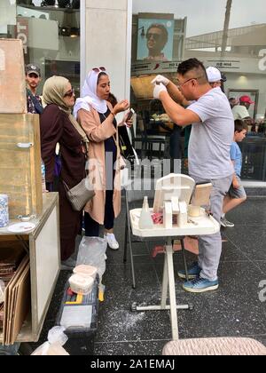 Santa Barbara, CA, USA. 22 Sep, 2019. Hollywood: Damen verhandeln mit dem Künstler über Geld. Credit: Amy Katz/ZUMA Draht/Alamy leben Nachrichten Stockfoto