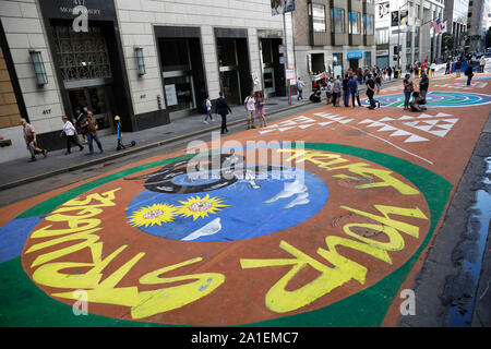 (190926) - SAN FRANCISCO, Sept. 26, 2019 (Xinhua) - Leute schauen auf den Boden Gemälde themed zum Umweltschutz bei Montgomery Street in San Francisco, USA, Sept. 25, 2019. Insgesamt 13 Boden Gemälde themed zum Umweltschutz wurden am Mittwoch in San Francisco erstellt für die Reduzierung der Nutzung fossiler Brennstoffe, sowie Investitionen in grüne Energie zu nennen. (Foto von Xinhua/Li Jianguo) Stockfoto
