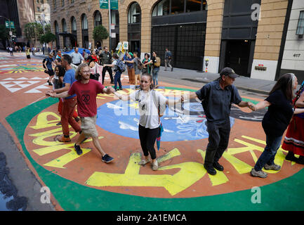(190926) - SAN FRANCISCO, Sept. 26, 2019 (Xinhua) - Leute nehmen teil an einer Aktivität auf dem Boden Gemälde themed zum Umweltschutz bei Montgomery Street in San Francisco, USA, Sept. 25, 2019. Insgesamt 13 Boden Gemälde themed zum Umweltschutz wurden am Mittwoch in San Francisco erstellt für die Reduzierung der Nutzung fossiler Brennstoffe, sowie Investitionen in grüne Energie zu nennen. (Foto von Xinhua/Li Jianguo) Stockfoto