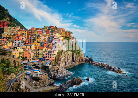 Manarola Dorf auf Sonnenuntergang, Cinque Terre, Ligurien, Italien Stockfoto