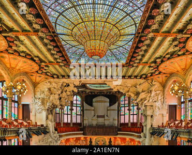 Die buntglaskuppel Decke und Orgel, Palau de la Música Catalana Concert Hall Innenansicht, Barcelona, Katalonien, Spanien Stockfoto