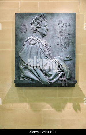 Gedenkstein gedenktafel von Königin Elizabeth II., die an der Wand am Obersten Gerichtshof der Vereinigten Königreich, London, UK Stockfoto