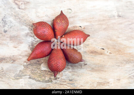 Thailand Früchte, rote Frucht Salacca, salak auf hölzernen Tisch. Stockfoto