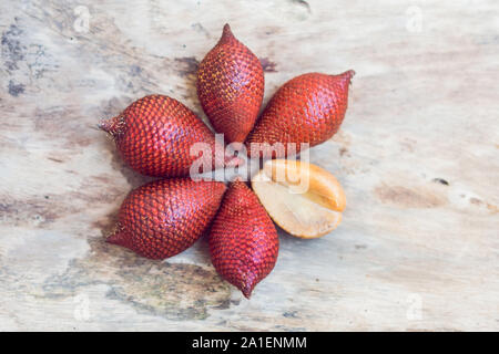 Thailand Früchte, rote Frucht Salacca, salak auf hölzernen Tisch. Stockfoto