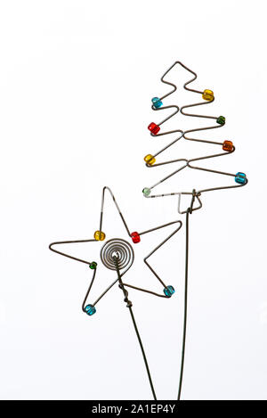 Eine Ikone, aber einfache Weihnachtsbaum und Star erstellt aus Draht und Perlen. Stockfoto