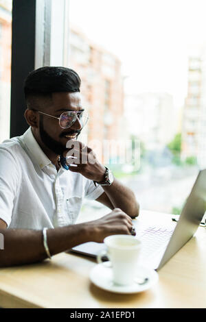 Qualifizierte stattliche männliche Kursteilnehmer der IT Programmierung Schule online üben Übung in der Codierung der Texteingabe auf Laptop Tastatur im Cafe sitzen Stockfoto