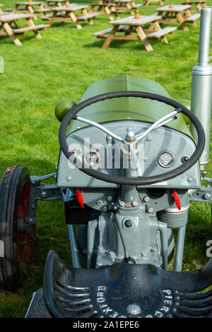 Oldtimer Traktor im herbstlichen englische Landschaft Stockfoto