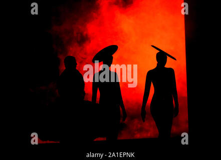 Wellington, Neuseeland. 26 Sep, 2019. Modelle Kreationen während einer Show der Welt der Wearable kunst, einen internationalen Design Wettbewerb, in Wellington, Neuseeland, Sept. 26, 2019. Quelle: Guo Lei/Xinhua/Alamy leben Nachrichten Stockfoto