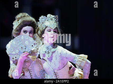 Wellington, Neuseeland. 26 Sep, 2019. Modelle Kreationen während einer Show der Welt der Wearable kunst, einen internationalen Design Wettbewerb, in Wellington, Neuseeland, Sept. 26, 2019. Quelle: Guo Lei/Xinhua/Alamy leben Nachrichten Stockfoto