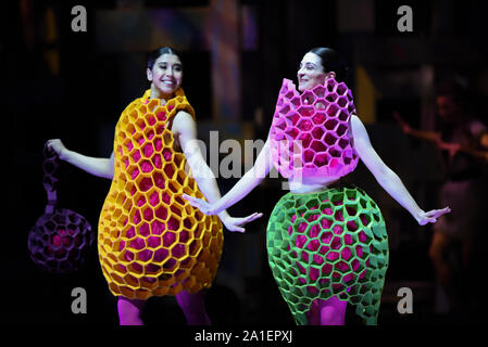 Wellington, Neuseeland. 26 Sep, 2019. Modelle Kreationen während einer Show der Welt der Wearable kunst, einen internationalen Design Wettbewerb, in Wellington, Neuseeland, Sept. 26, 2019. Quelle: Guo Lei/Xinhua/Alamy leben Nachrichten Stockfoto