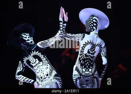 Wellington, Neuseeland. 26 Sep, 2019. Modelle Kreationen während einer Show der Welt der Wearable kunst, einen internationalen Design Wettbewerb, in Wellington, Neuseeland, Sept. 26, 2019. Quelle: Guo Lei/Xinhua/Alamy leben Nachrichten Stockfoto