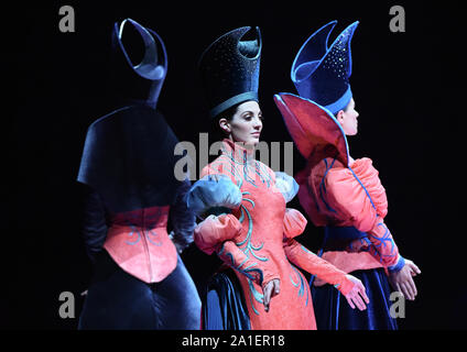 Wellington, Neuseeland. 26 Sep, 2019. Modelle Kreationen während einer Show der Welt der Wearable kunst, einen internationalen Design Wettbewerb, in Wellington, Neuseeland, Sept. 26, 2019. Quelle: Guo Lei/Xinhua/Alamy leben Nachrichten Stockfoto