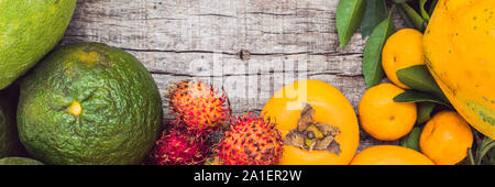 BANNER, lange Format bunte Früchte auf die weiße Holztisch, Bananen, Karambolen, Mango, Papaya, Mandarin, Rambutan, Pamela, Kopie Platz für Text Stockfoto