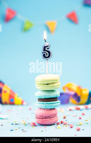 5. 5. Geburtstag Karte mit Kerze in bunte Makronen und Streuseln. Karte Mockup. Stockfoto